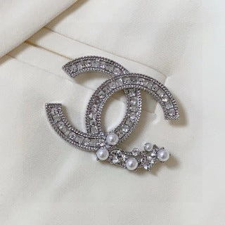 Chanel Crystal CC Pearl Brooch – Elegant Luxury Fashion Accessory